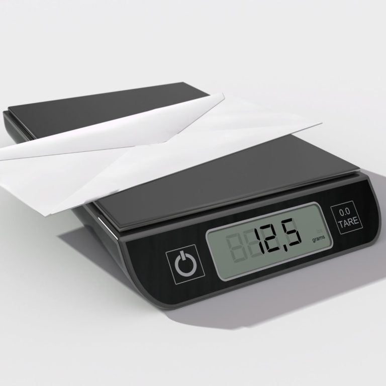 Briefwaage Digitale Waage mit einem weißen Blatt Papier und dem Gewicht 12,5 g angezeigt.